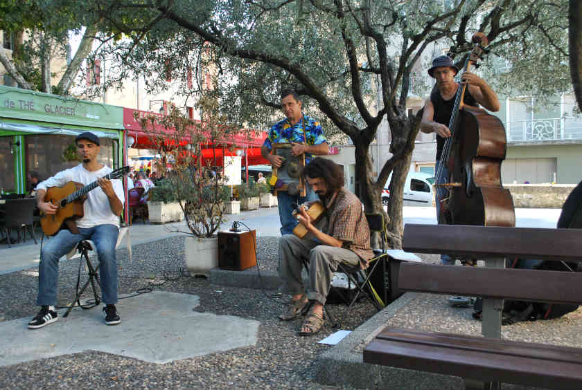 A gitan quartet in Vaison
